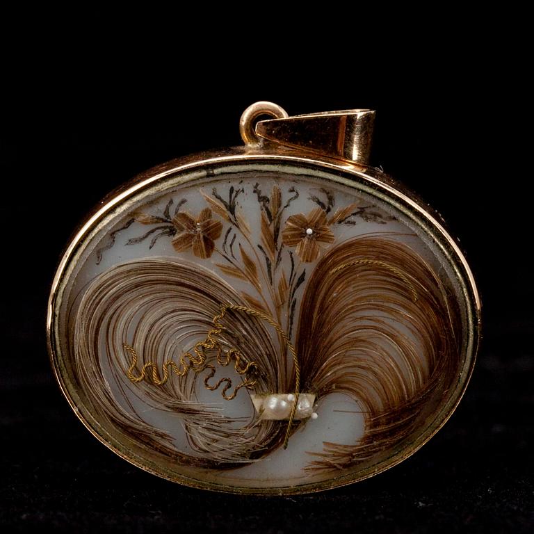 RIIPUS, kultaa 14K, hiustyö, 1800-luvun loppu. Suomalaiset tuontileimat 1977. Paino yht. 10,5 g.