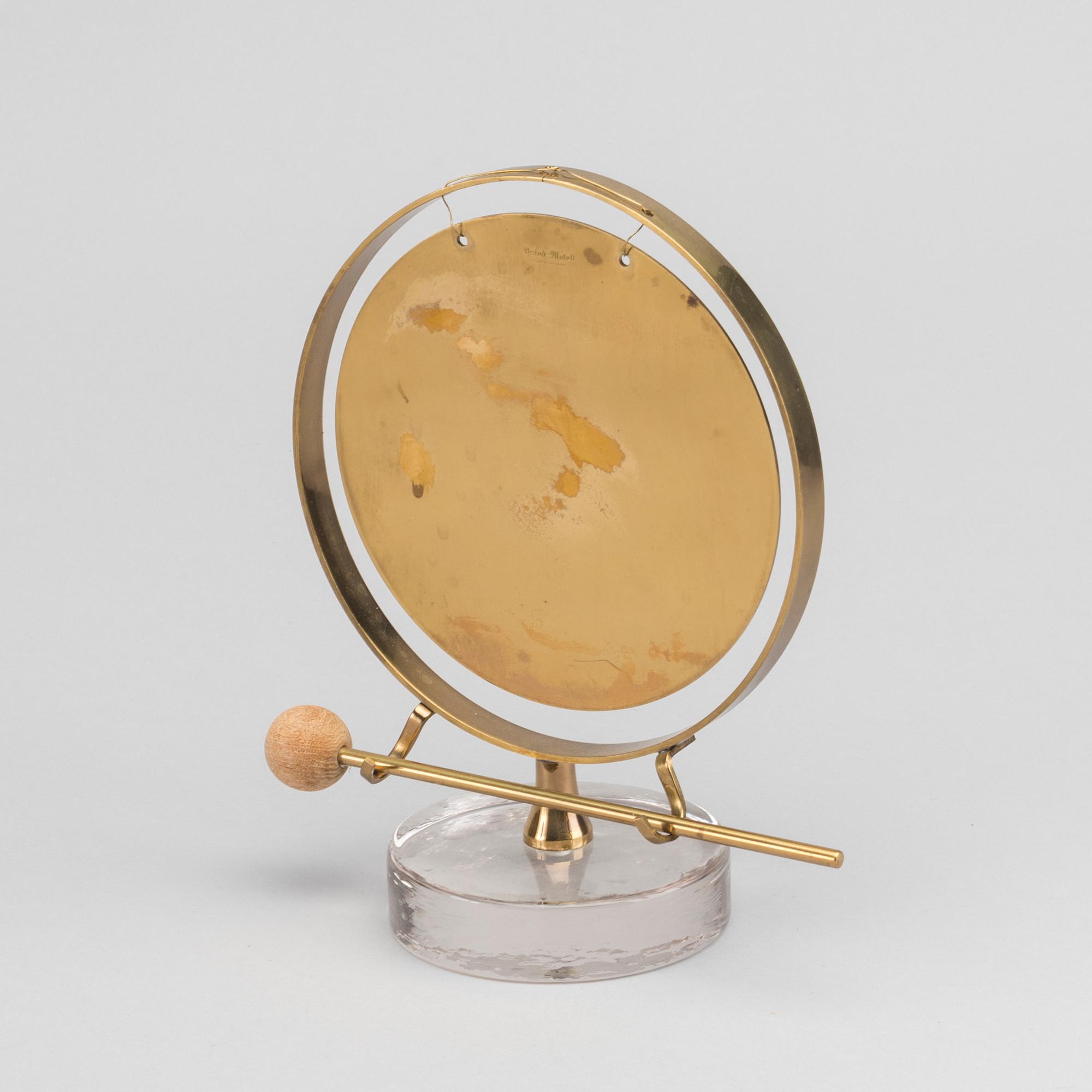 GONGGONG Ystad metall samt LJUSSTAKAR 4 st Skultuna, 1900-talets senare del.