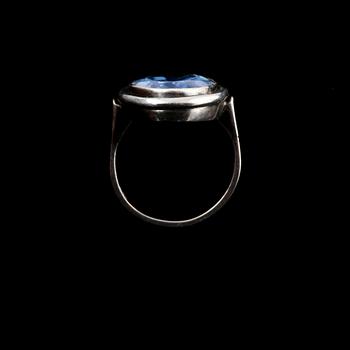 RING, sterlingsilver med ovalslipat blått glas, importstämplad. Vikt 8,1 g.