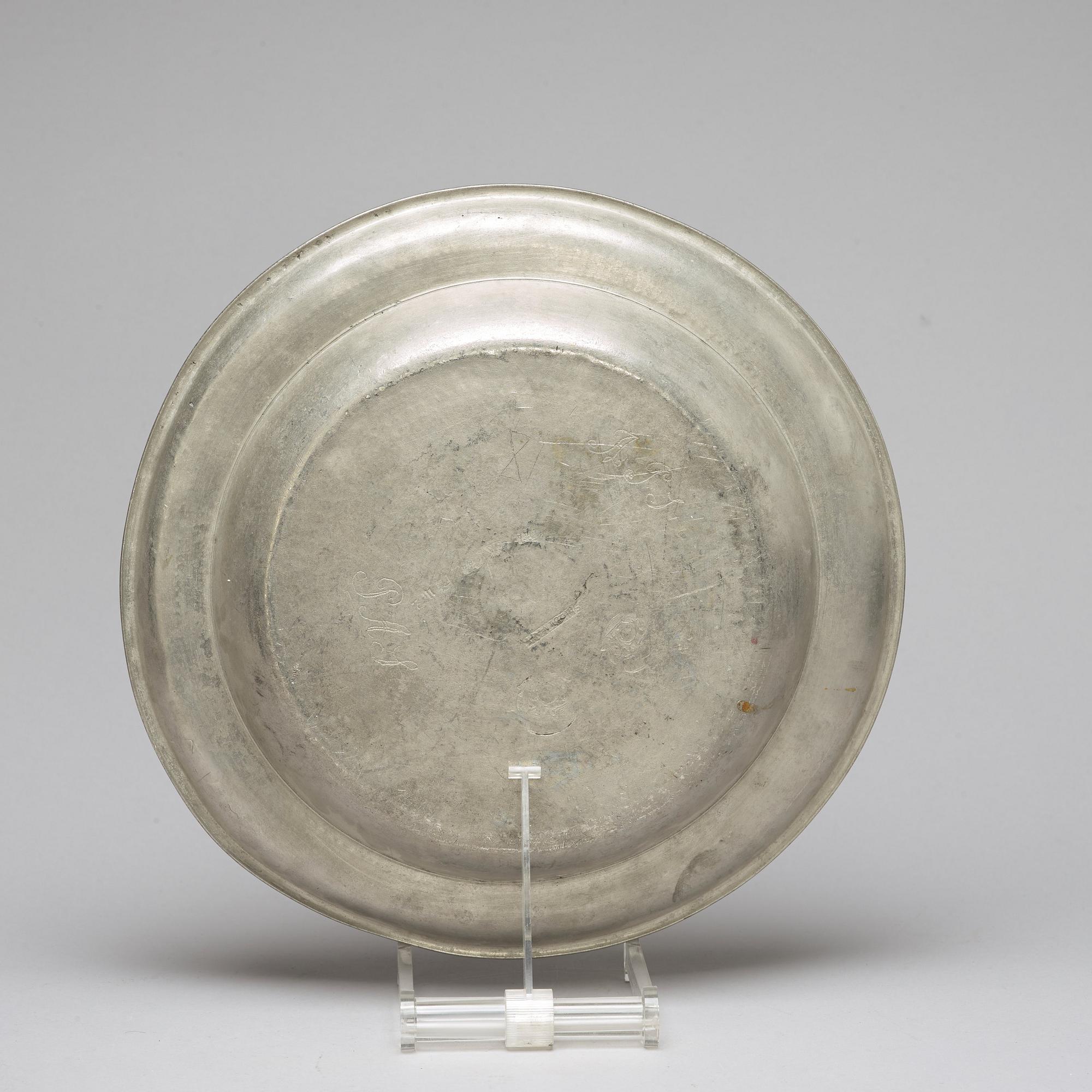 Eight pewter pieces, 18th/19th ct.