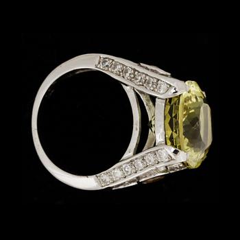 RING, sterling silver med citronkvarts, vita stenar och 2 orange safirer. Vikt ca 11 gram.