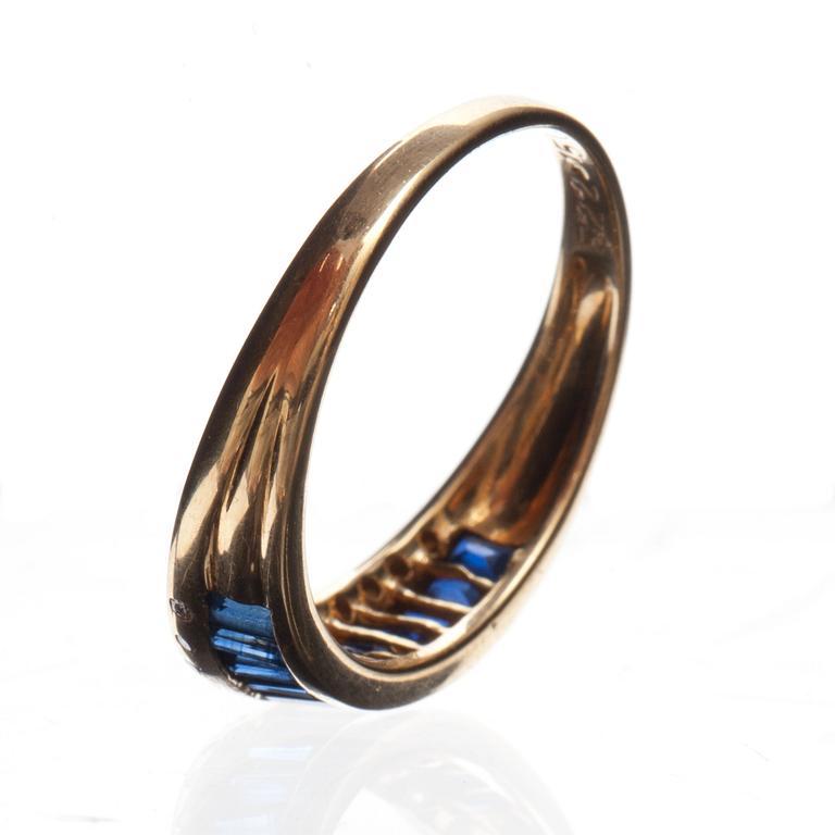 RINGAR, 3 st, 18k guld, besatta med safirer och smaragder, diamanter. Total vikt 14 g.