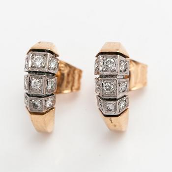 A pair of 14K gold earrings with diamonds ca. 0.14 ct in total.