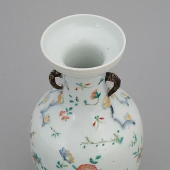 VAS, porslin. Qingdynastin, sent 1800-tal, med Daoguangs märke.