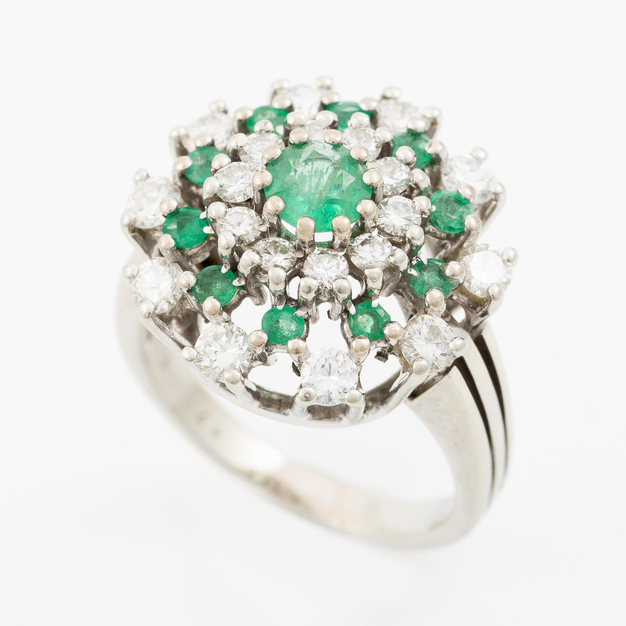 Ring 18K white gold set with brilliant-cut diamonds and emeralds.