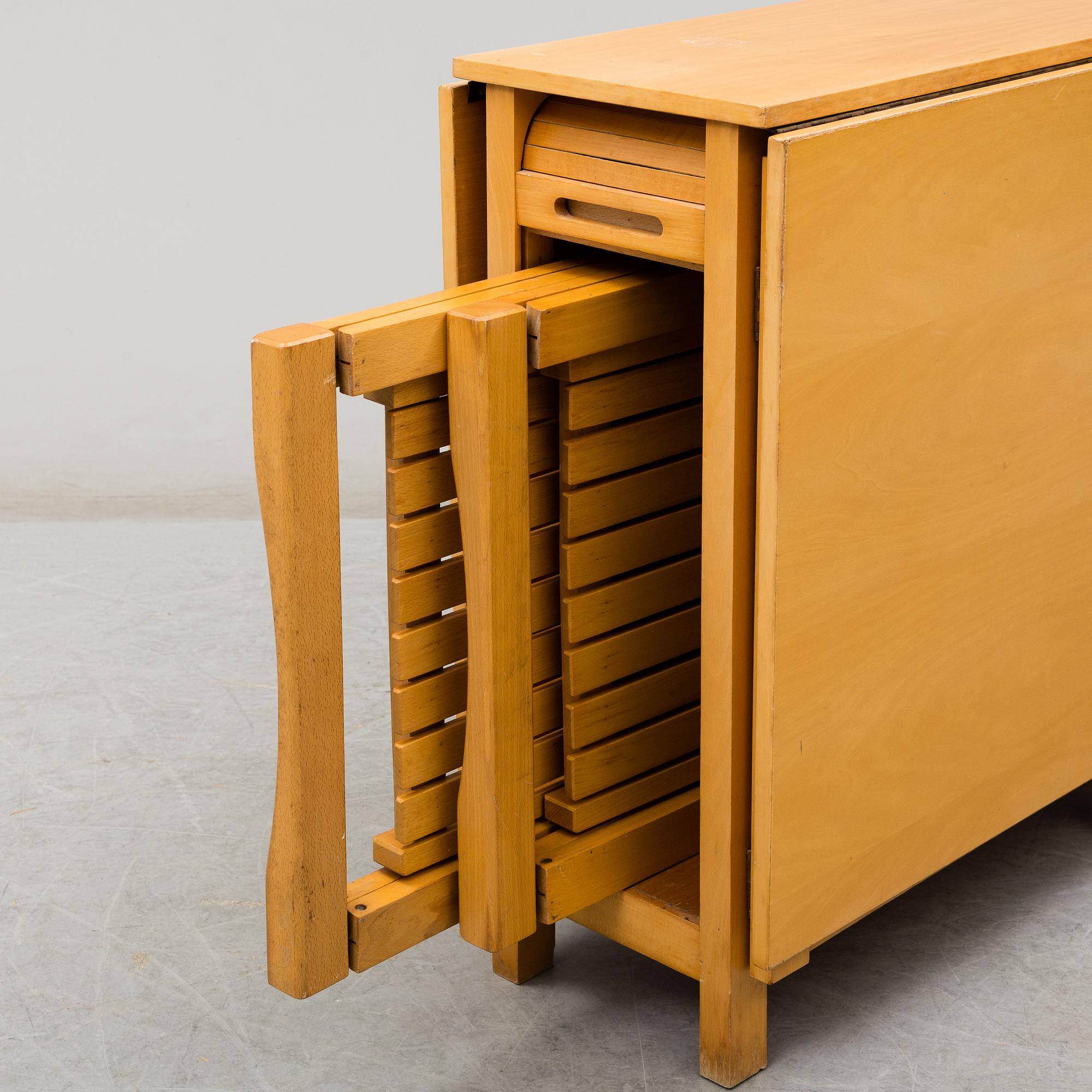 A gateleg table and 4 chairs, late 20th century.