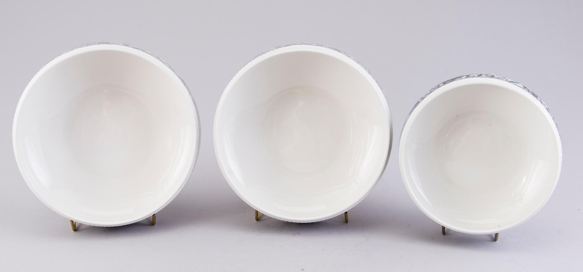 RICHARD LINDH, A 42-pcs set of Arabia dinnerware with 'Talvikki' decoration by Raija Uosikkinen, Finland 1964-1975.