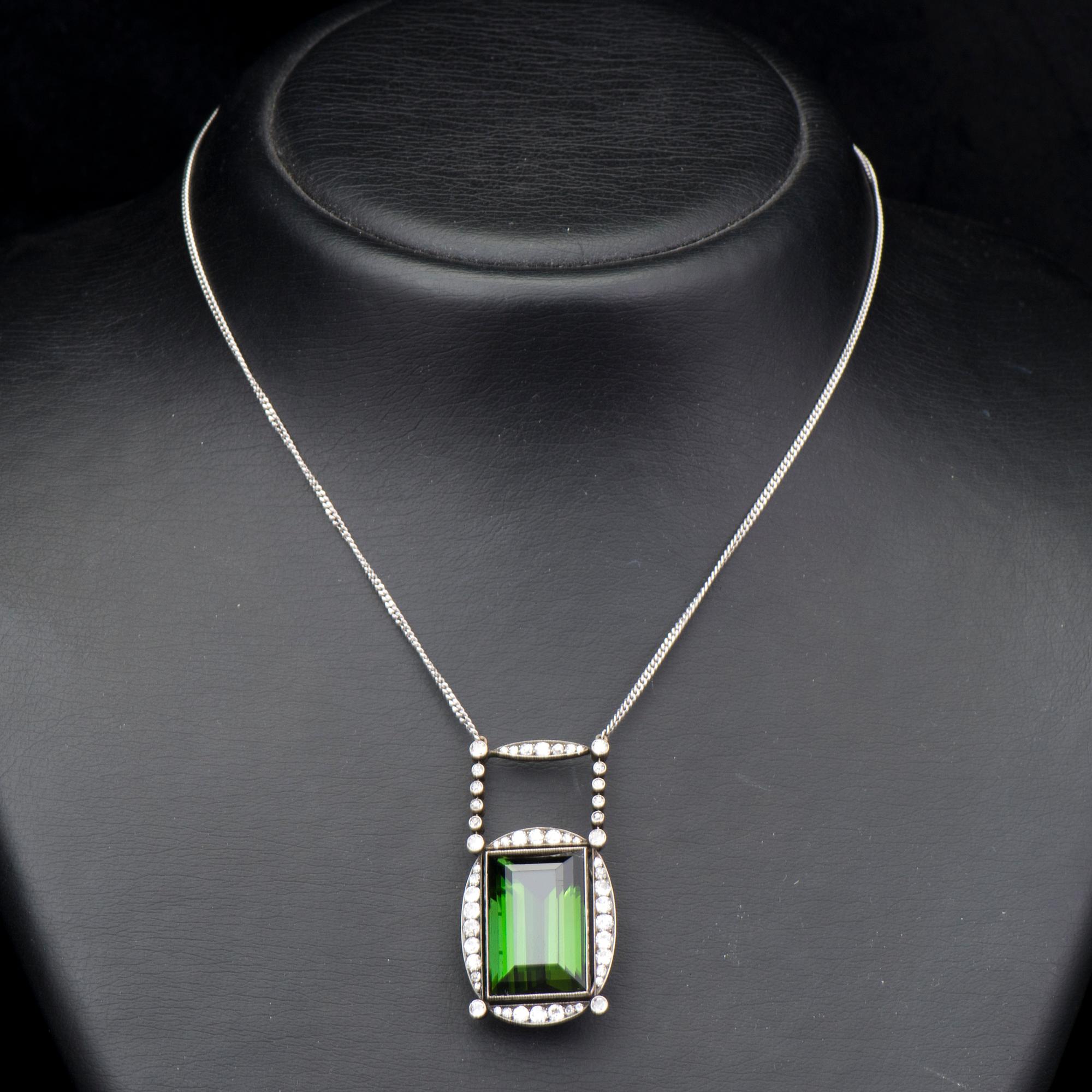 HALSSMYCKE, briljant- och 8/8 slipade diamanter, platina och 18K vitguld. A. Tillander, Helsingfors 1940-tal.
