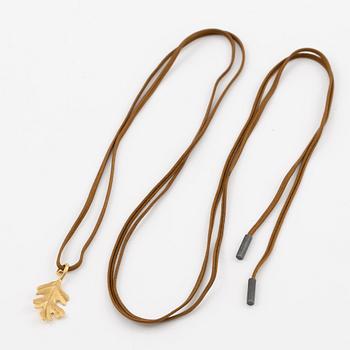 Ole Lynggaard, Charlotte Lynggaard, pendant, 18K gold, in the shape of an oak leaf.