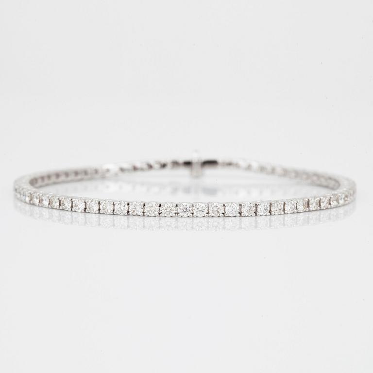 TENNISARMBAND, 18K vitguld med briljantslipade diamanter, tot ca 3,85 ct. Total vikt ca 10,80 g.