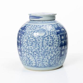 A Chinese blue and white porcelain jar with cover, Qing dynasty, 19th century.