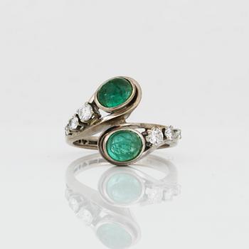 SYSKONRING, 18K vitguld med smaragder samt briljantslipade diamanter, Åhlén & Samuelsson, Stockholm, 1977. Vikt 7,75 g.