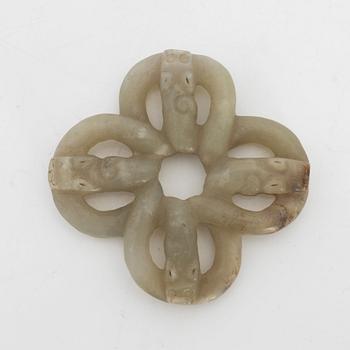 Bälteshake samt två amuletter, nefrit. Qingdynastin eller äldre.