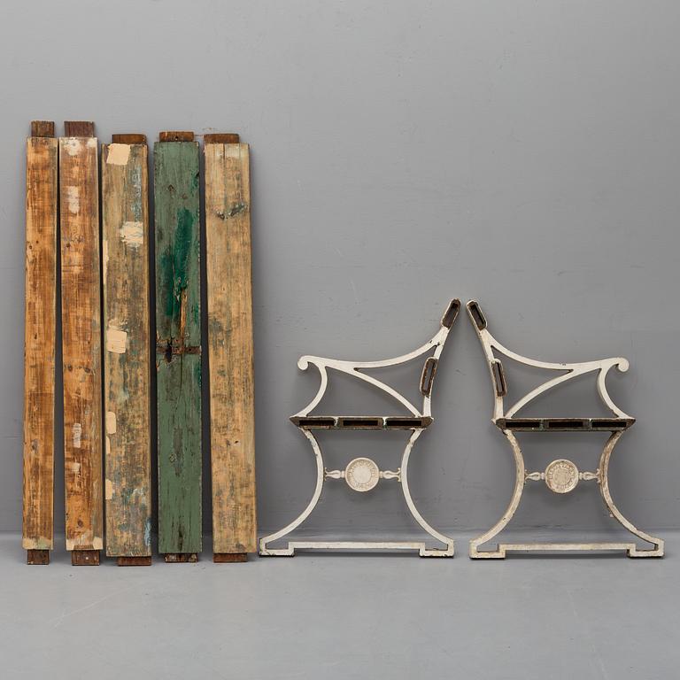 GAVLAR, ett par, gjutjärn, "Trädgårdsmöbeln Näfveqvarn n:r 3", Folke Bensow, Näfveqvarns Bruk, 1900-talets första hälft.