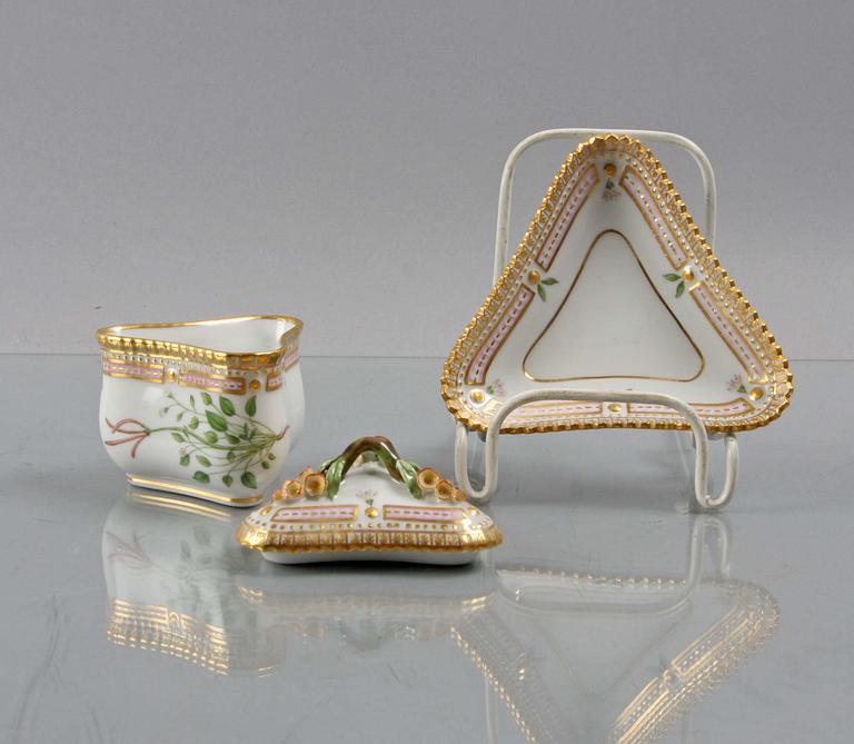 LOCKASK PÅ FAT, porslin. Royal Copenhagen "Flora Danica".