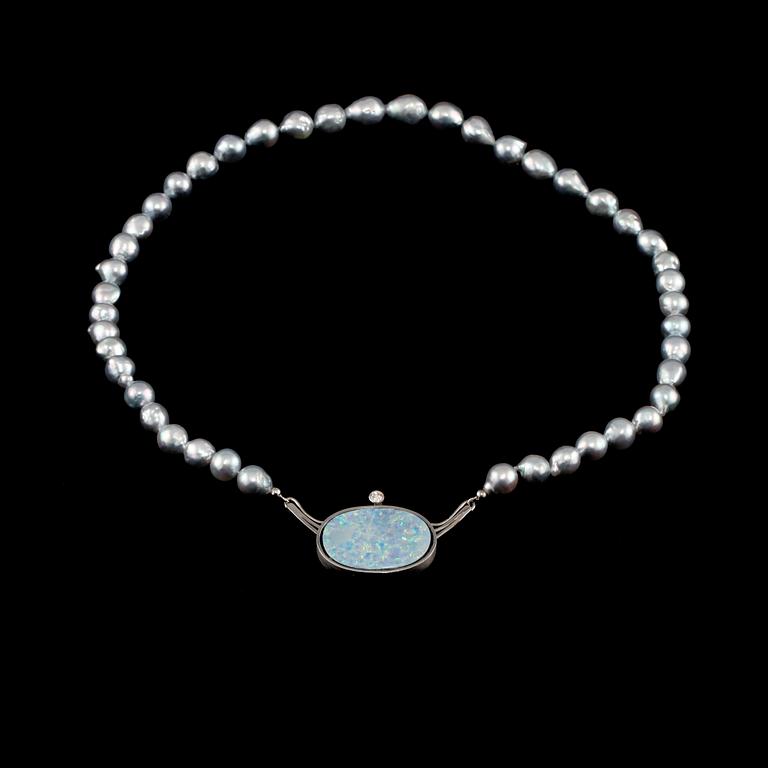 COLLIER, 18k vitguld med briljantslipad diamant, 0.30 ct, opal samt odlade pärlor, Elon Arenhill, Malmö.