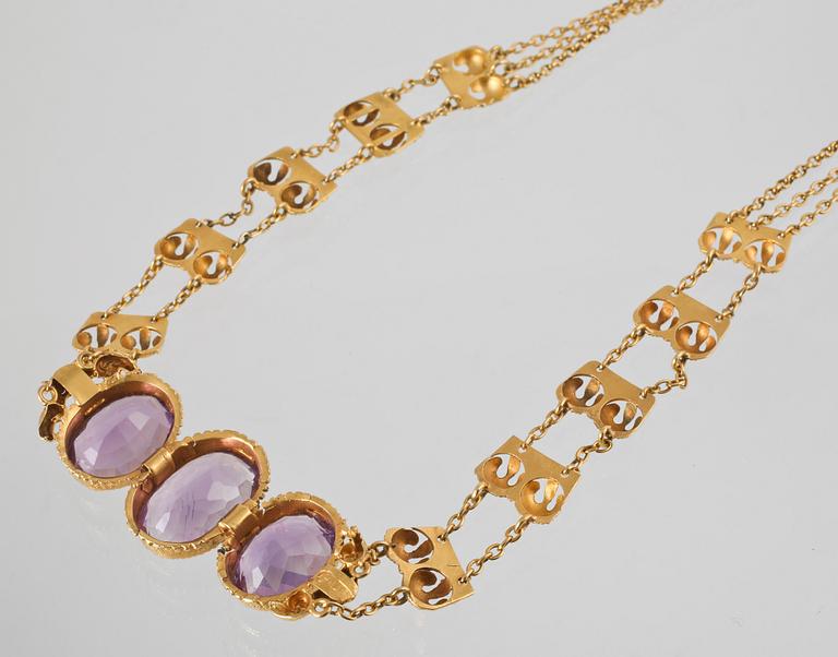 COLLIER, 18K guld med 3 ovalslipade ametister, kattfotstämplat. Vikt 27,4 gram.