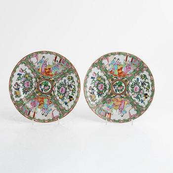 A set of twelve Chinese Canton porcelain plates, 20th century.