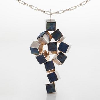 Helge Narsakka, hänge, silver och spektrolit, 1974.