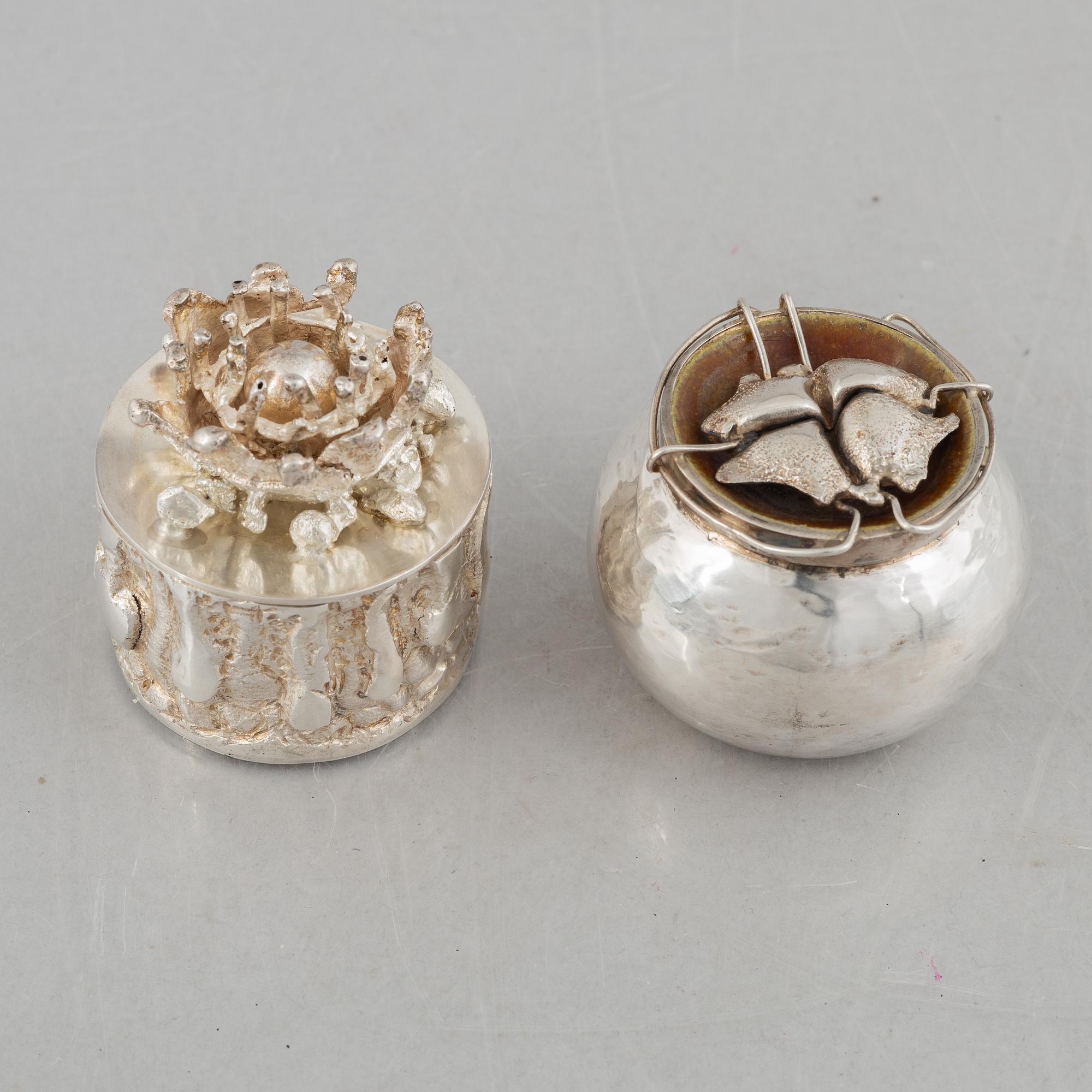 Two small sterling silver boxes with lid, marks of Lars Arby, Gothenburg 1970 and 1980.