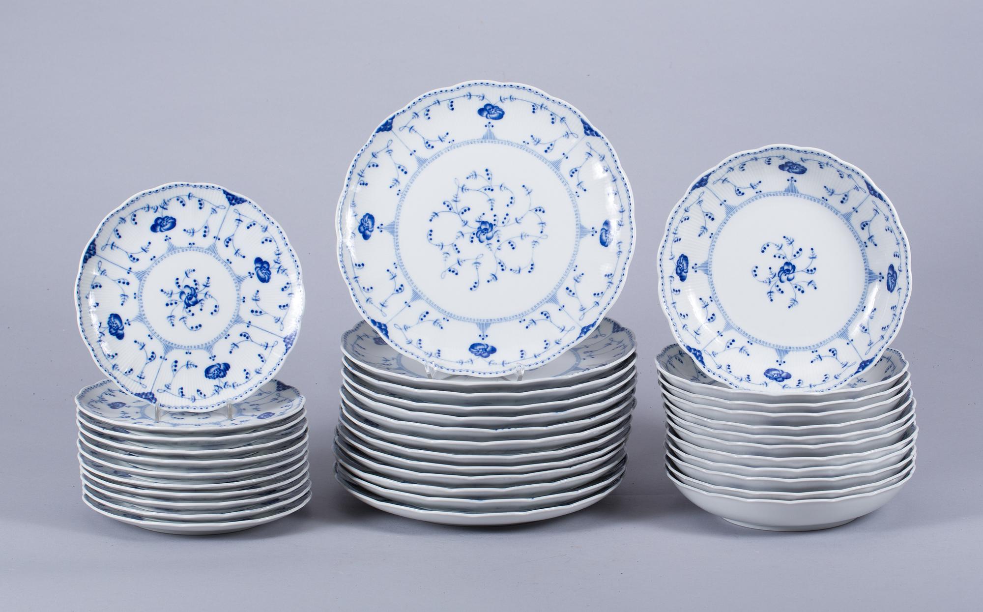 SERVISDELAR, 37 st, porslin, Christineholm, Danmark.