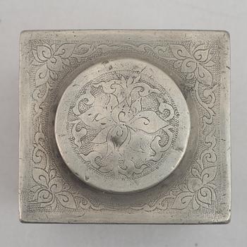 A Chinese pewter tea caddy, Qing dynasty, 19th century.