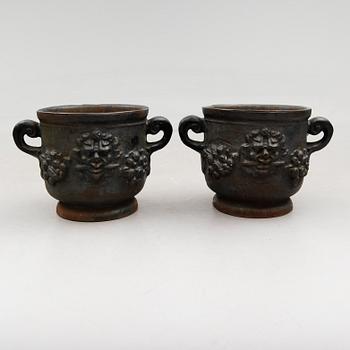 TRÄDGÅRDSURNOR, gjutjärn, empirestil, 1900-talets första hälft.