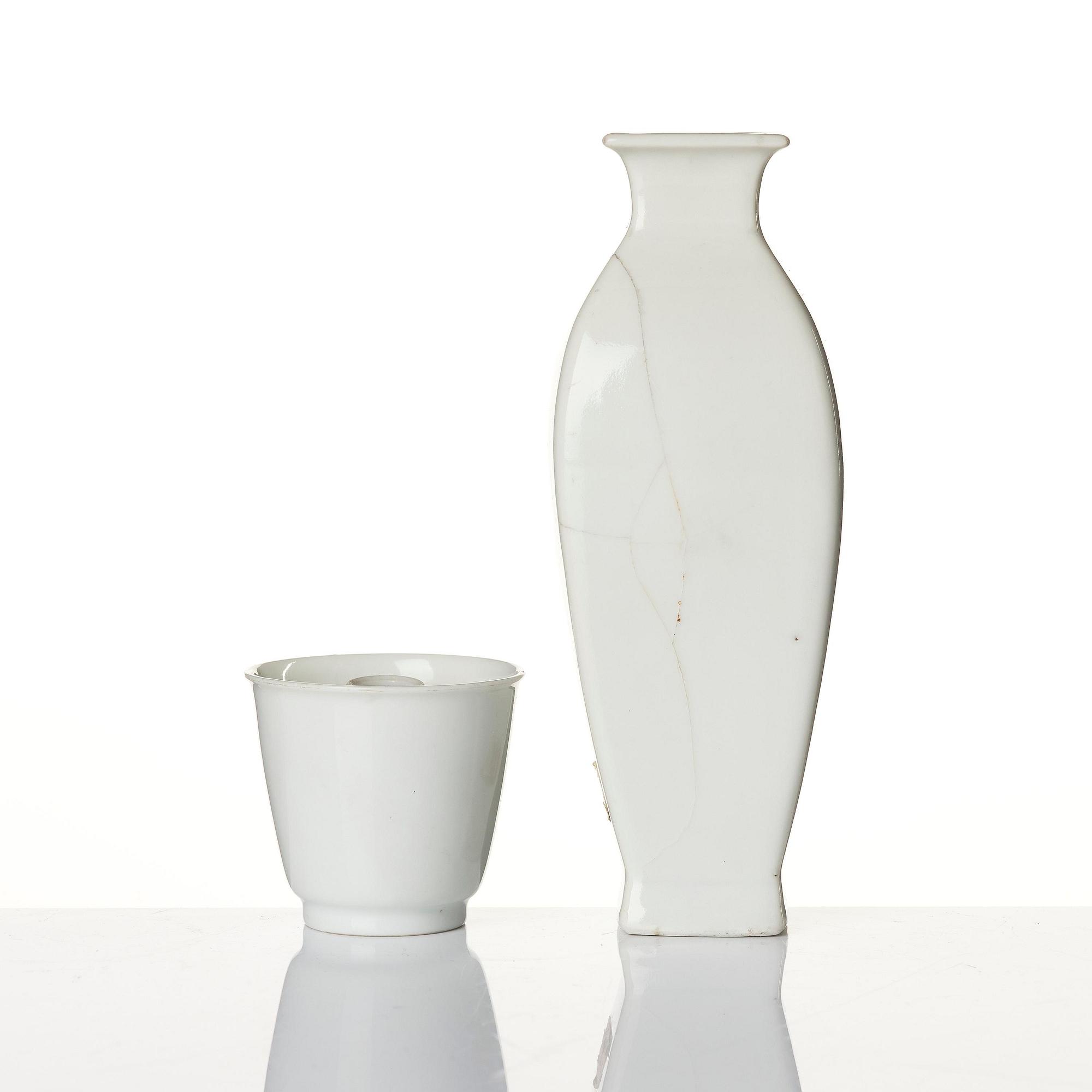 Vas, samt koppar, tre stycken, blanc de chine. Qingdynastin, 1700-tal.