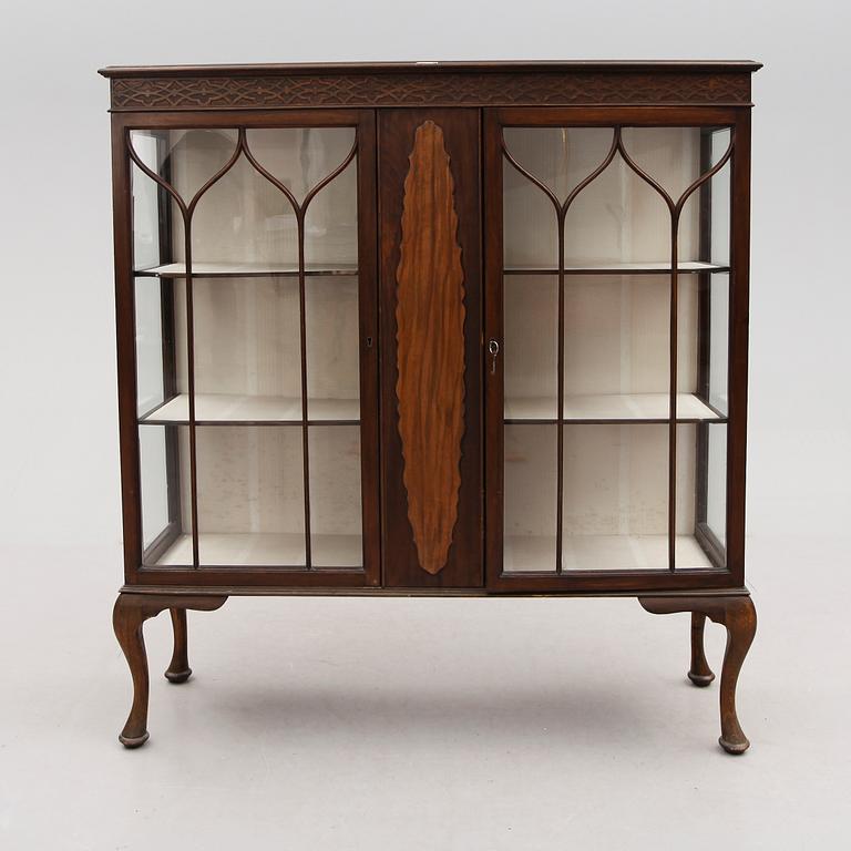 VITRINSKÅP, 1900-talets andra hälft.