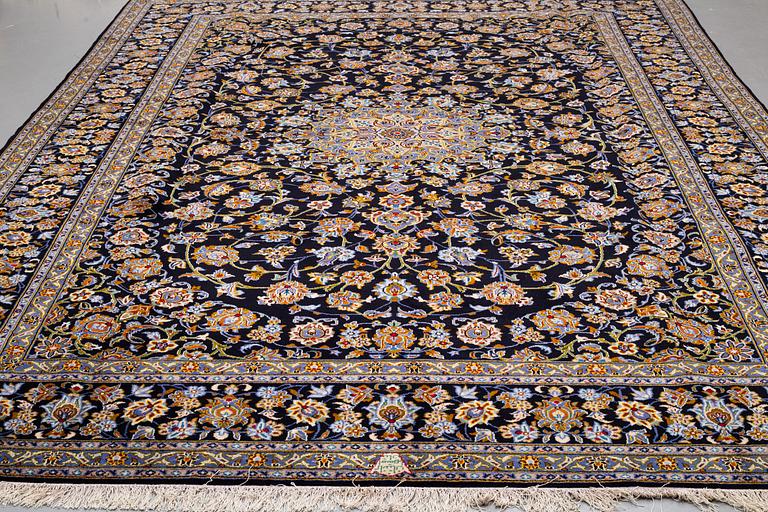 A CARPET, so called Royal Kashan, signerad Isfahanian, ca 413 x 303.