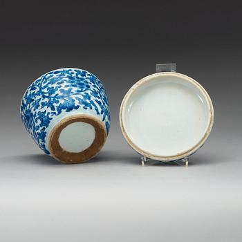 A blue and white bowl with cover, Qing dynasty, Kangxi (1662-1722).