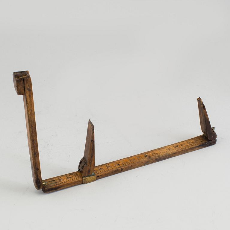 A WOODEN METRIC SHOEMAKERS RULER, 19th century.