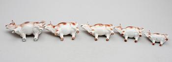 SAMLING MJÖLKKANNOR, 5 st, porslin, tidigt 1900-tal.