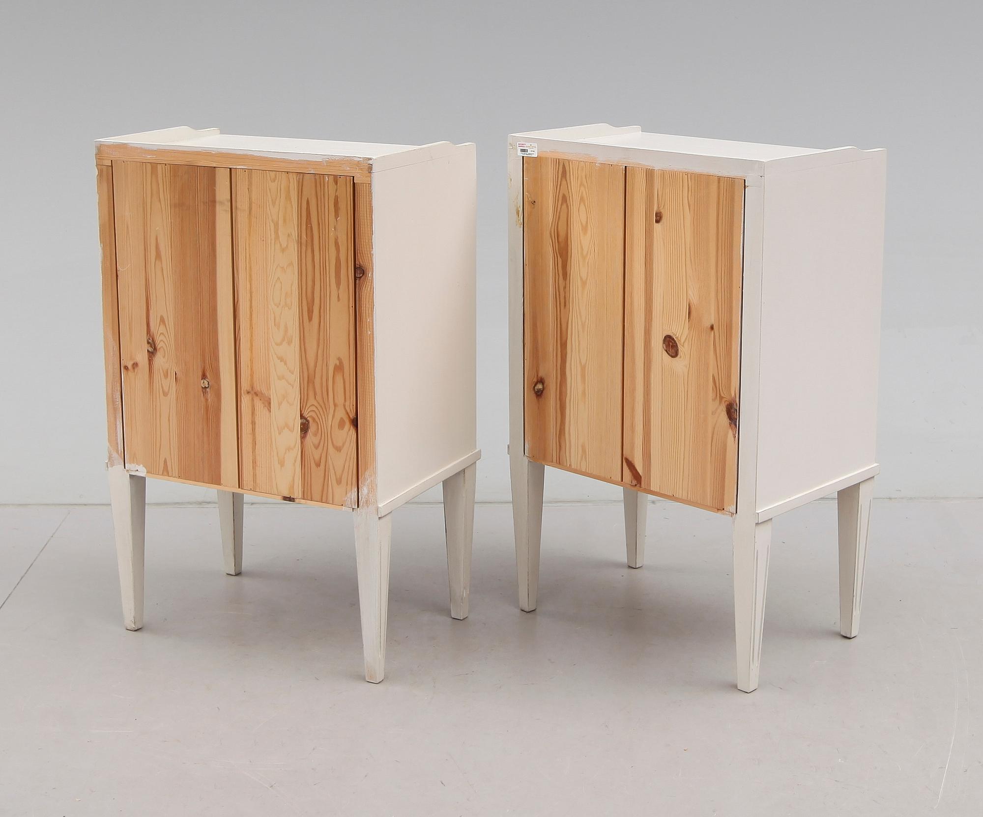 SÄNGBORD, 1 par, gustaviansk stil, 1900-talets andra hälft.
