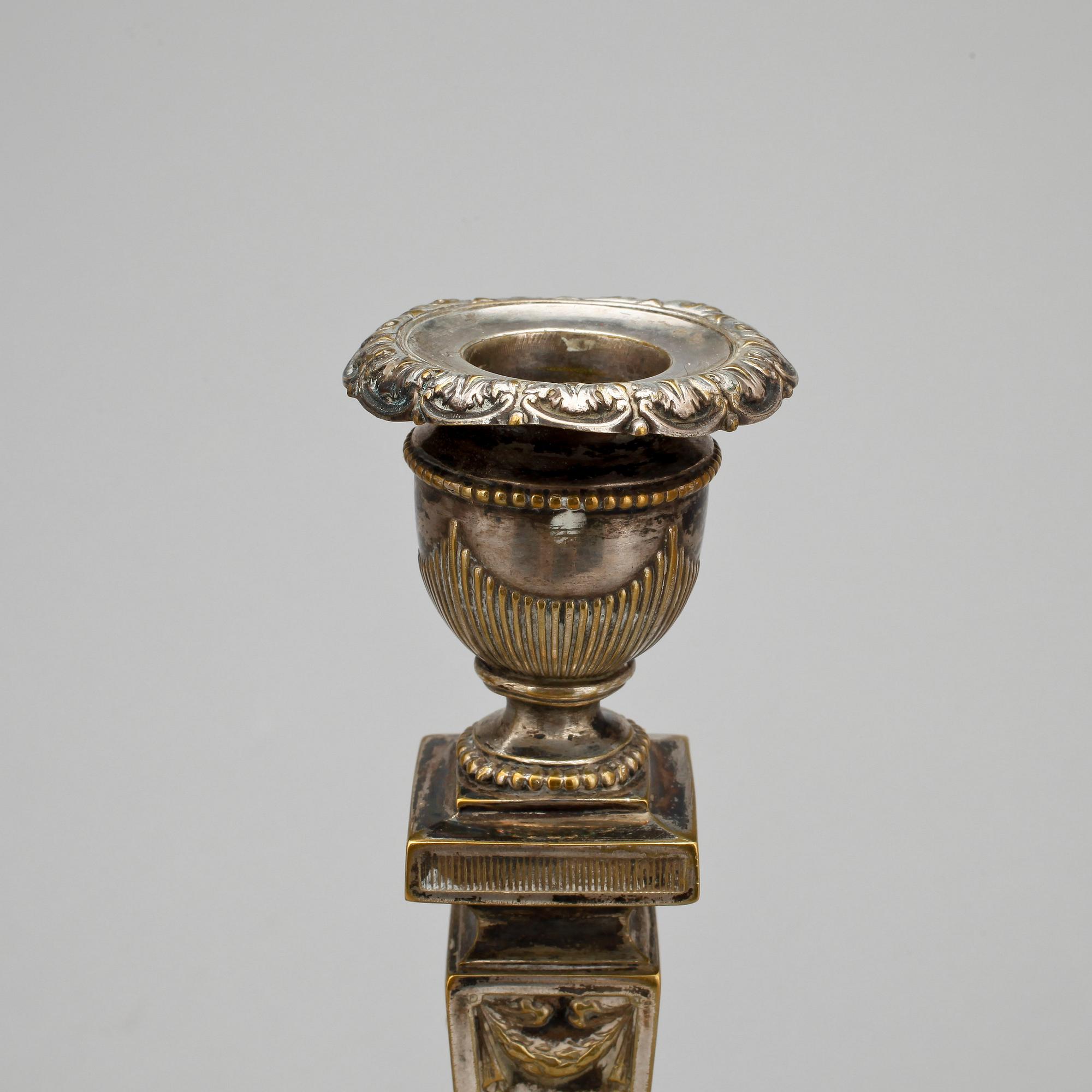 LJUSSTAKAR, ett par, argent haché, 1800-tal.