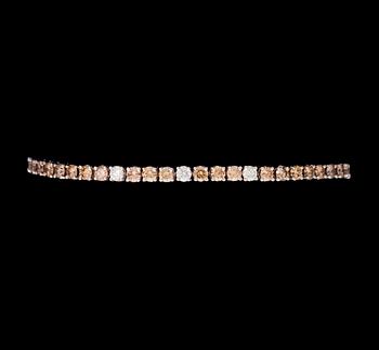 1120. A brandy coloured brilliant cut diamond bracelet, tot. 6.20 cts, three white diamonds.