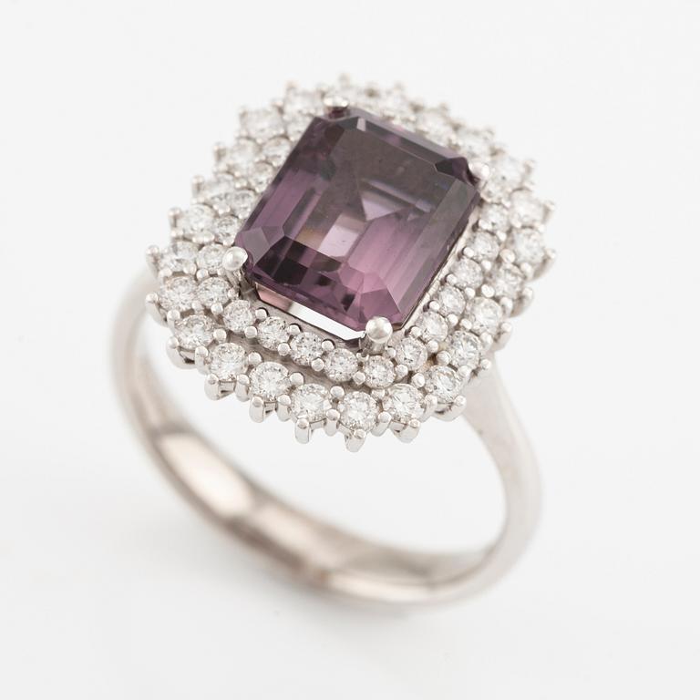 Ring in 18K gold with a faceted purple tourmaline and round brilliant-cut diamonds.