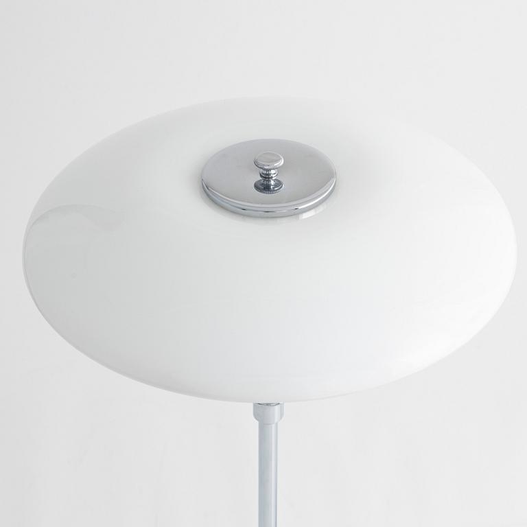 Poul Henningsen, a 'PH 3/2' table lamp, Louis Poulsen, Denmark.