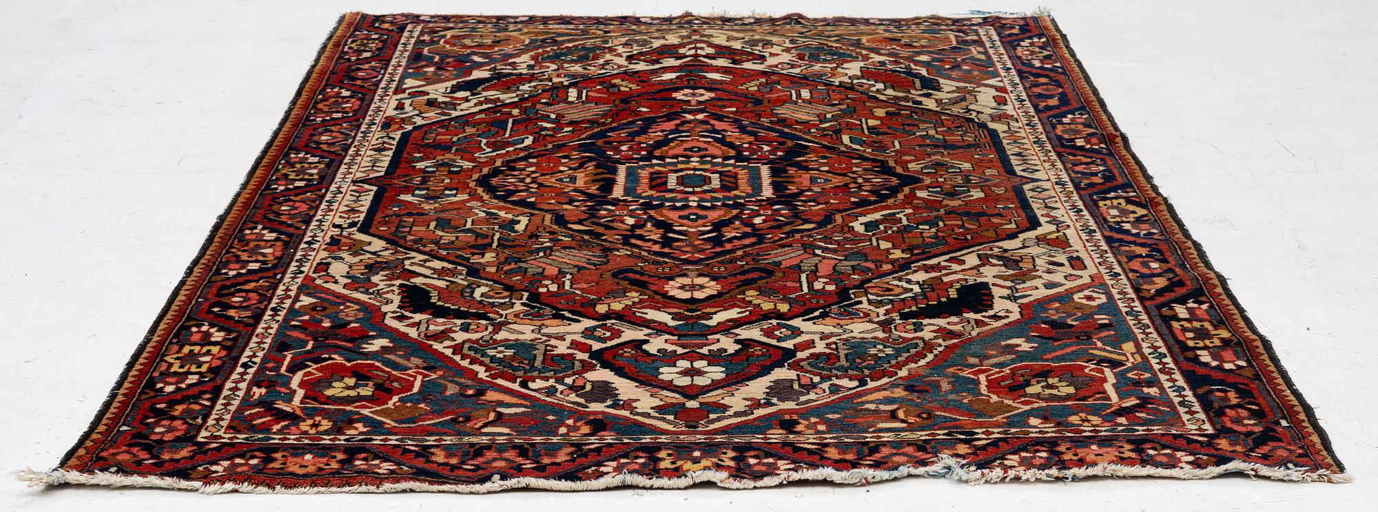 Carpet, semi-antique Chahamahal  Bakhtiari, approx. 220 x 155 cm.