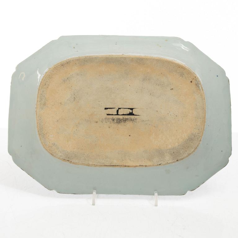 Stekfat, 5 st, kompaniporslin, Qingdynastin, Kina, 1700/1800-tal samt ask med lock och vas, Kina, 1900-tal.