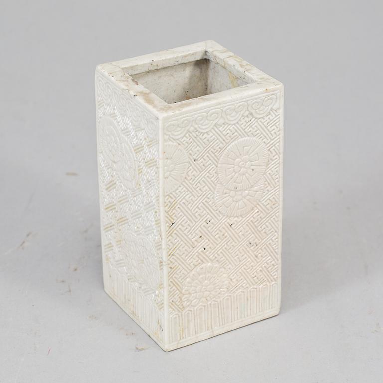 A white glazed brush pot, Qing dynasty, 19th Century.