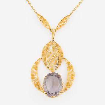 18K gold necklace with an amethyst and pearls.