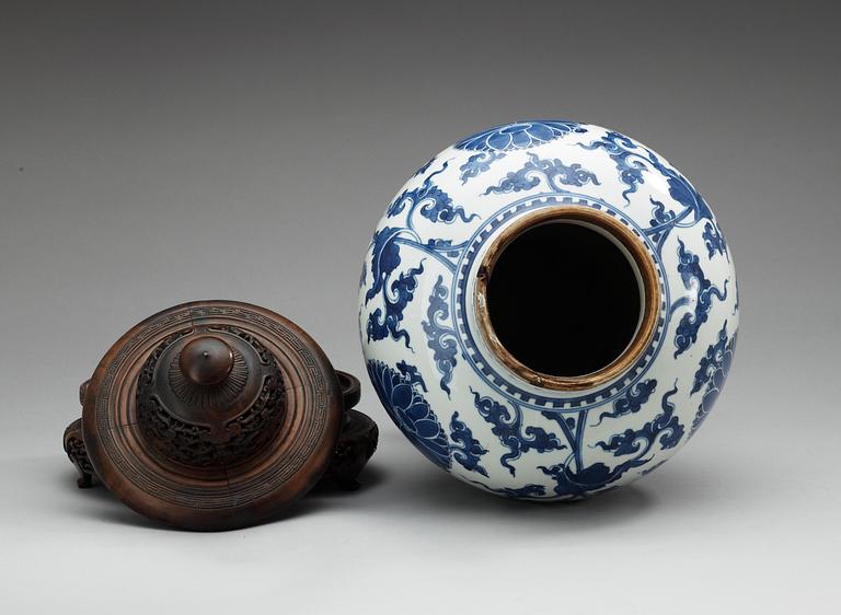 A blue and white jar, Qing dynasty, Kangxi (1662-1722).