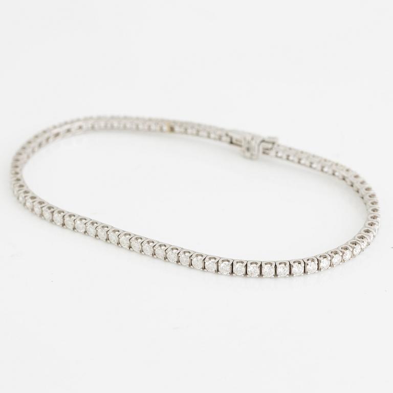 Tennis bracelet in 18K white gold set with brilliant-cut diamonds.