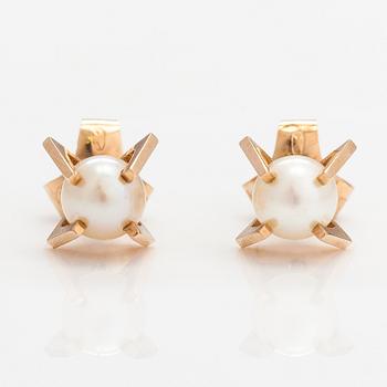 Elis Kauppi, A pair of 14K gold earrings with cultured pearls. Kupittaan kulta, Turku.