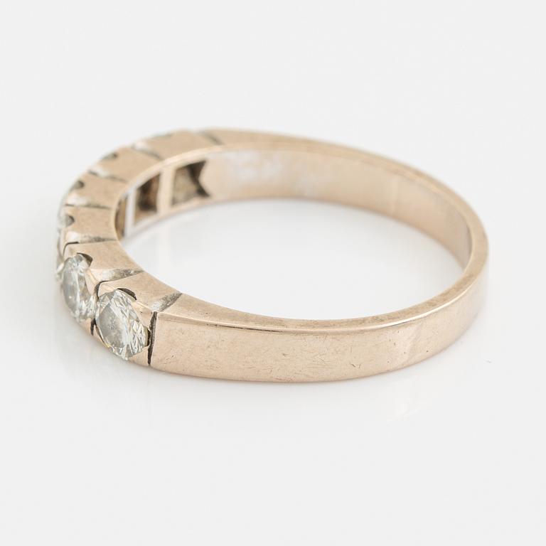 Ring, halvallians vitguld med briljantslipade diamanter.
