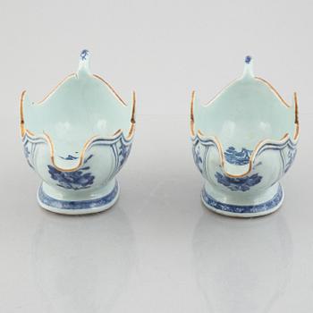 A pair of blue and white Chinese porcelain sauce boats and a pair of plates, Qing dynasty, Qianlong (1736-95).