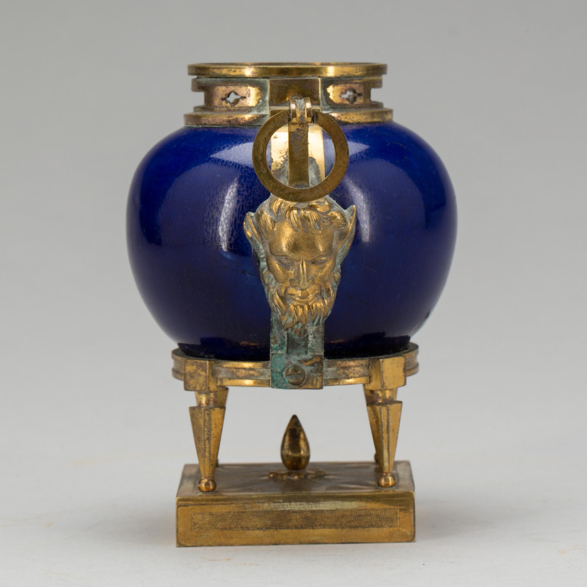 URNA PÅ FOT, senempire, 1800-tal.