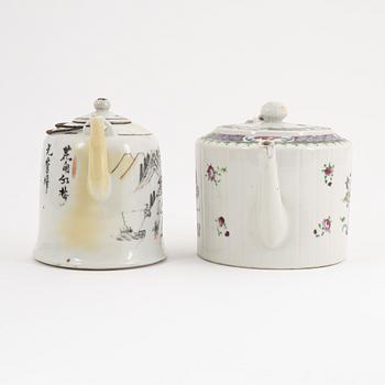 Two Chinese porcelain teapots, Qing dynasty, Qianlong (1736-1795) and 20th Century.