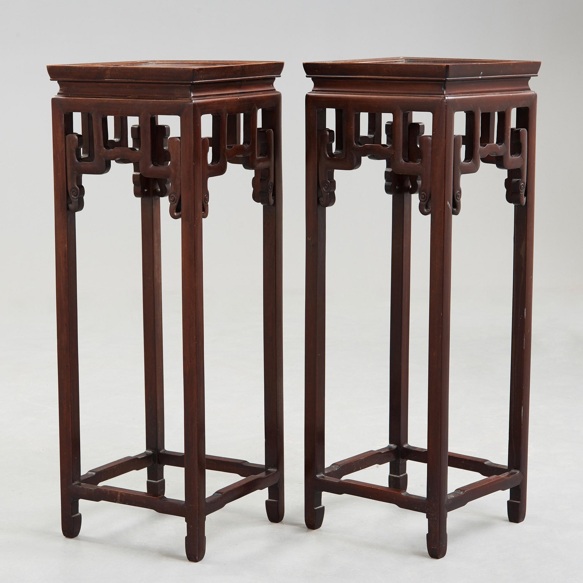 PIEDESTALER, ett par, hardwood. Kina, 1900-talets första hälft.